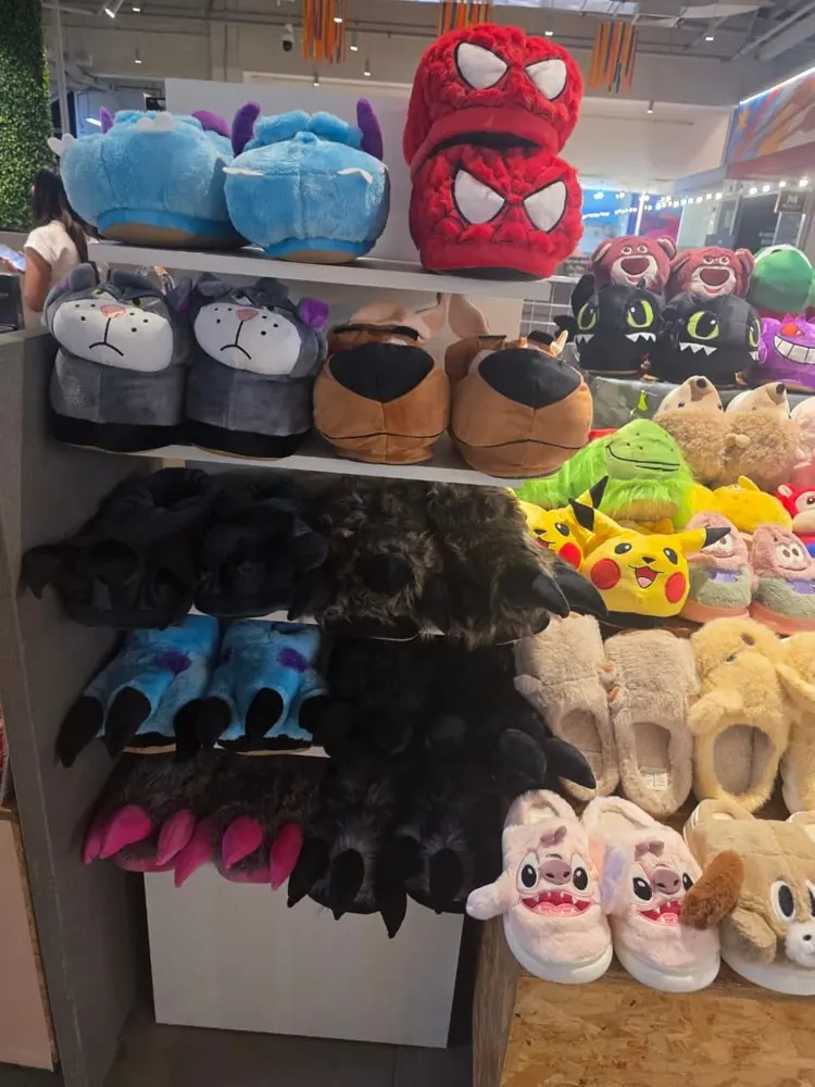 Estante con pantuflas de personajes y animalitos